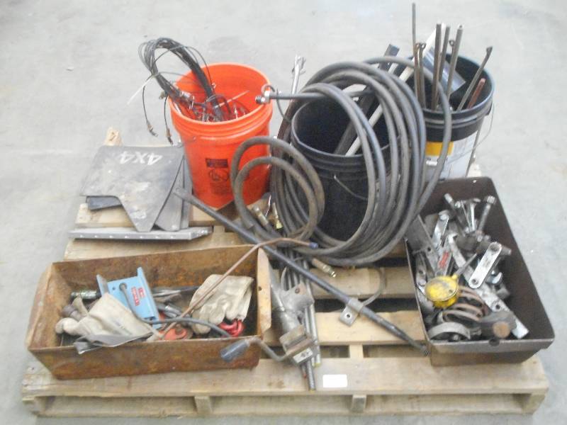 lot 54 image: Pallet Lot Of Assorted Threaded Ro...