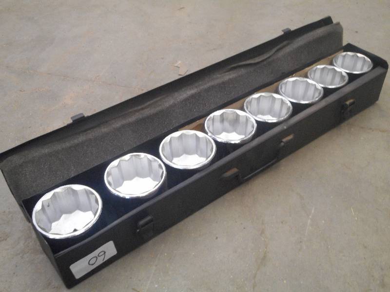 lot 60 image: 8-Piece 34 Socket Set, 2 18 Thr...