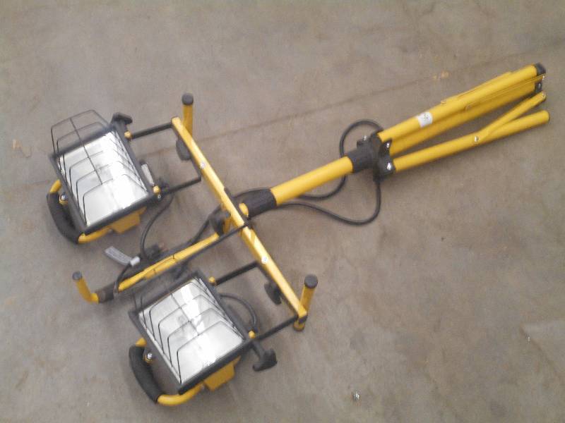 lot 63 image: 120Volt Dual-Lamp Tri-Pod Work Ligh...