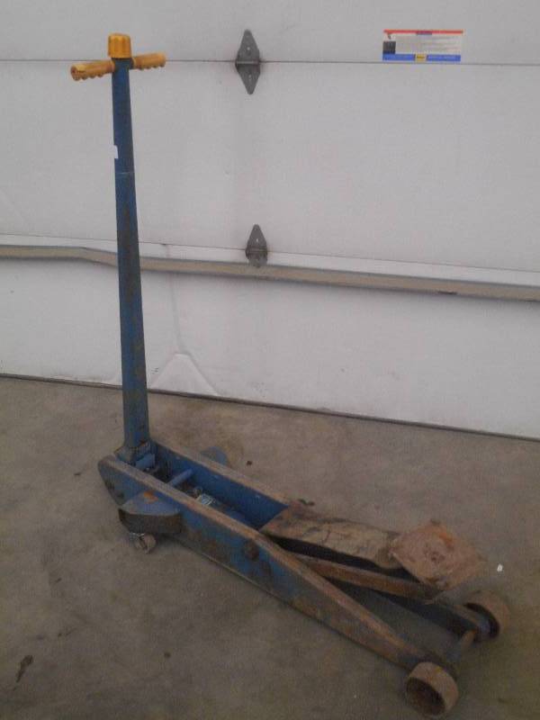 lot 72 image: Heavy Duty Truck Jack, Works ...