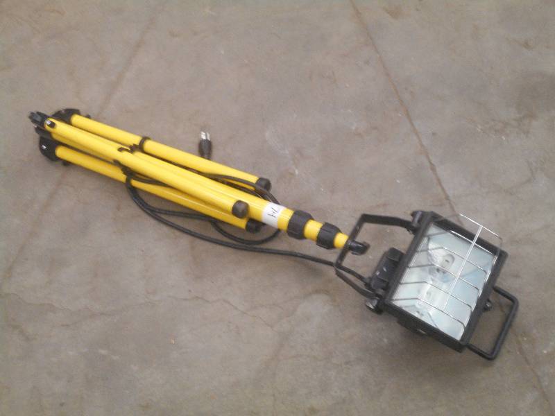 lot 74 image: 120Volt Tri-Pod Work Light ...