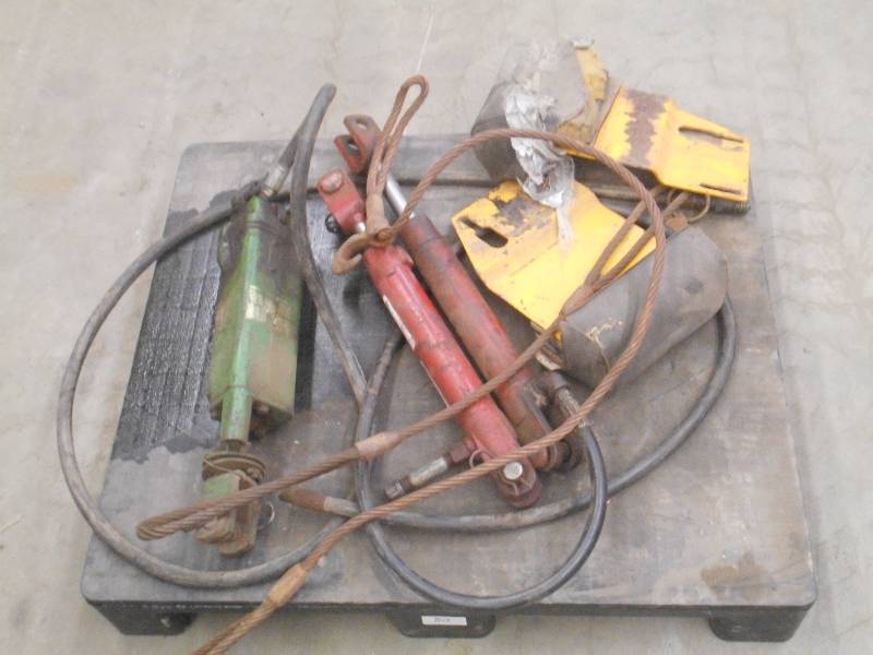 lot 80 image: Pallet Lot Of Assorted (3) Hydraul...