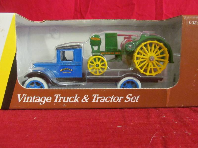lot 2 image: Ertl John Deere Truck and Tractor set