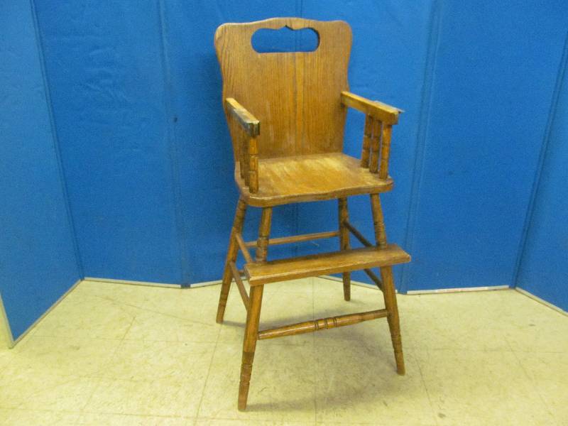 lot 6 image: vintage high chair