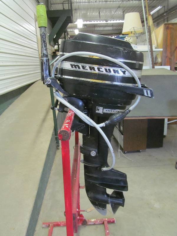 lot 7 image: Mercury 9.8 boat motor