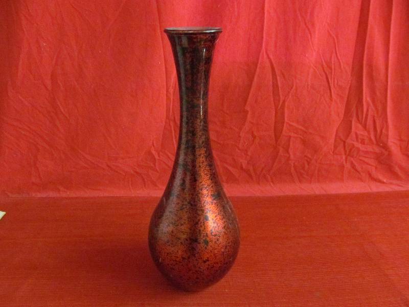 lot 8 image: vase