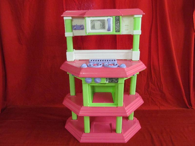 lot 19 image: Toy Kitchen