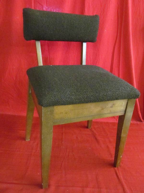 lot 27 image: sewing chair