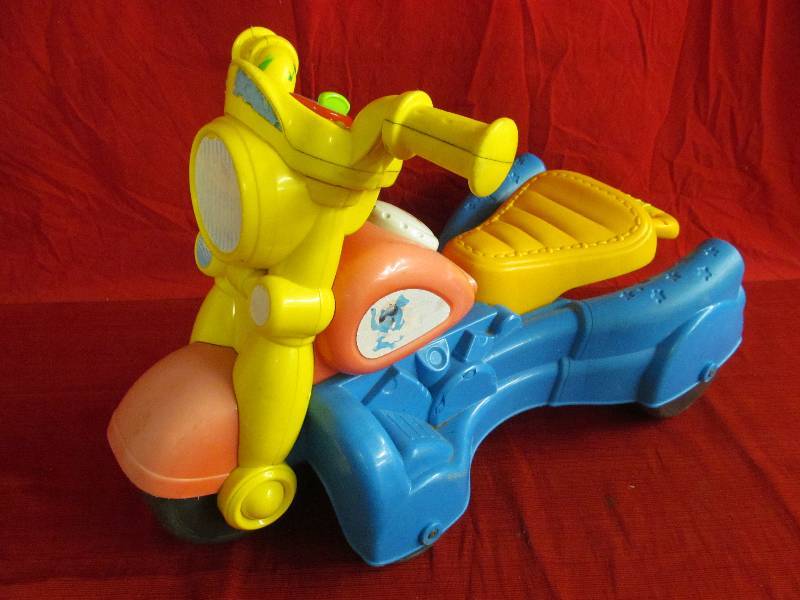 lot 33 image: Playskol ride on toy