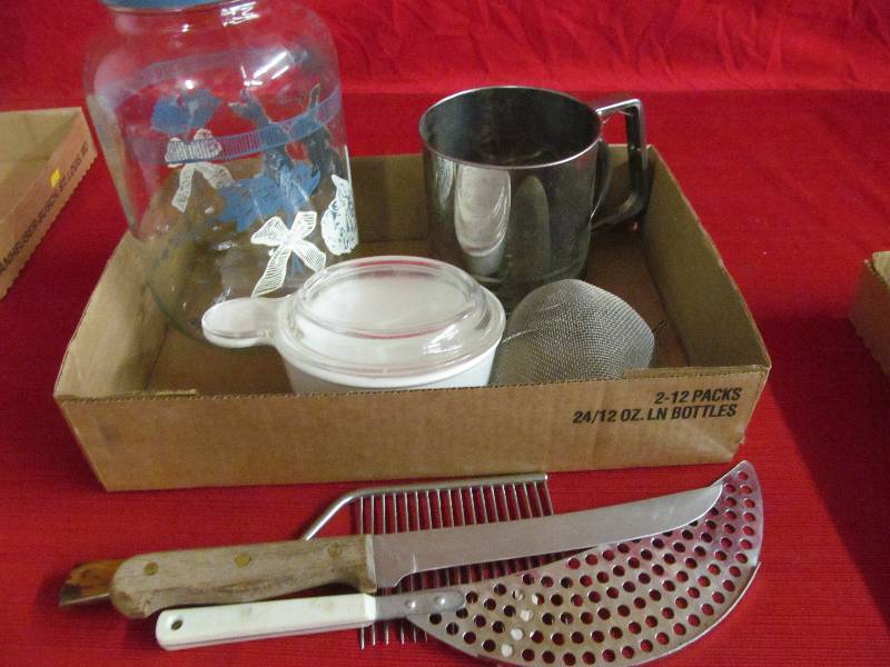 lot 51 image: kitchen items