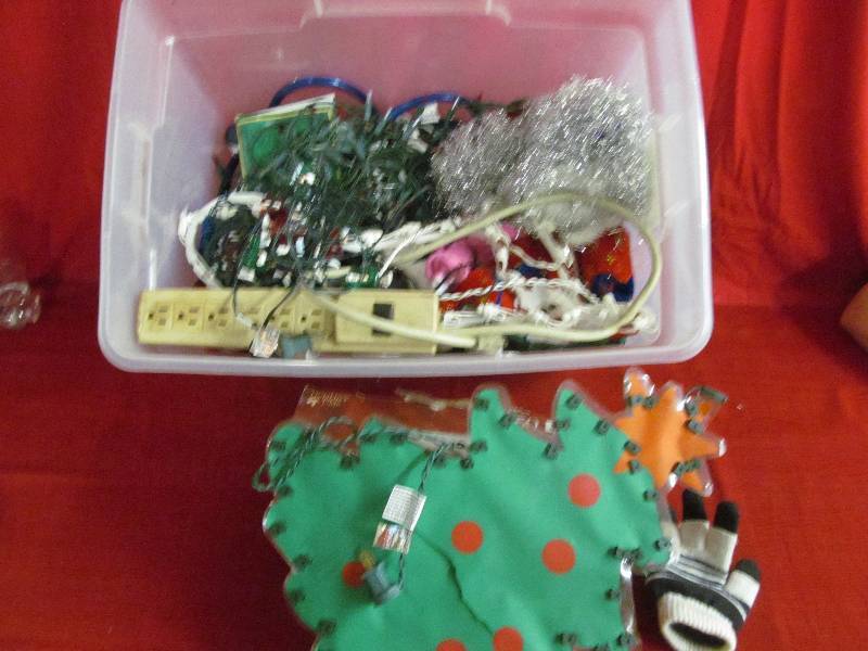 lot 65 image: Christmas dcor