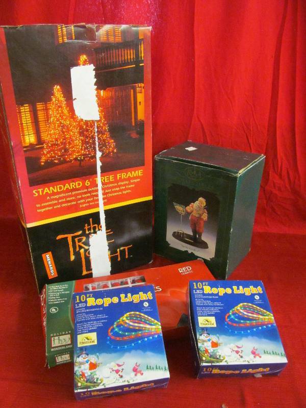 lot 66 image: Christmas dcor