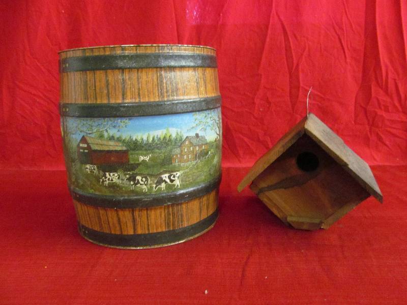 lot 70 image: bird house