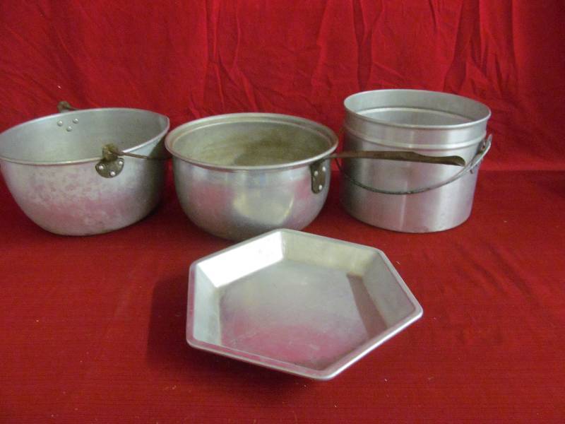 lot 104 image: Aluminum Pans