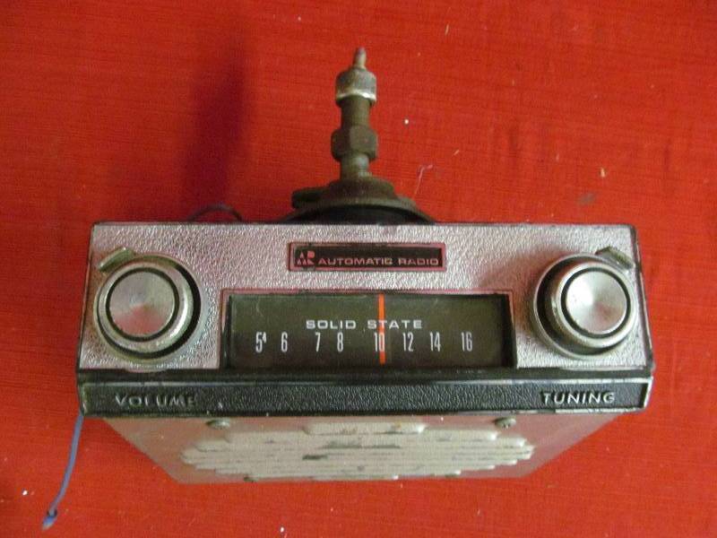 lot 105 image: Vintage Radio