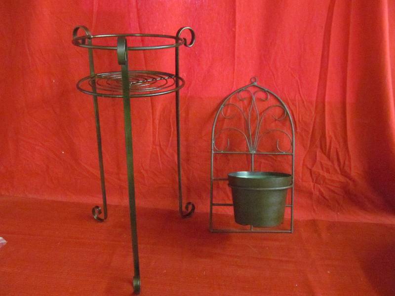 lot 109 image: Plant Stand