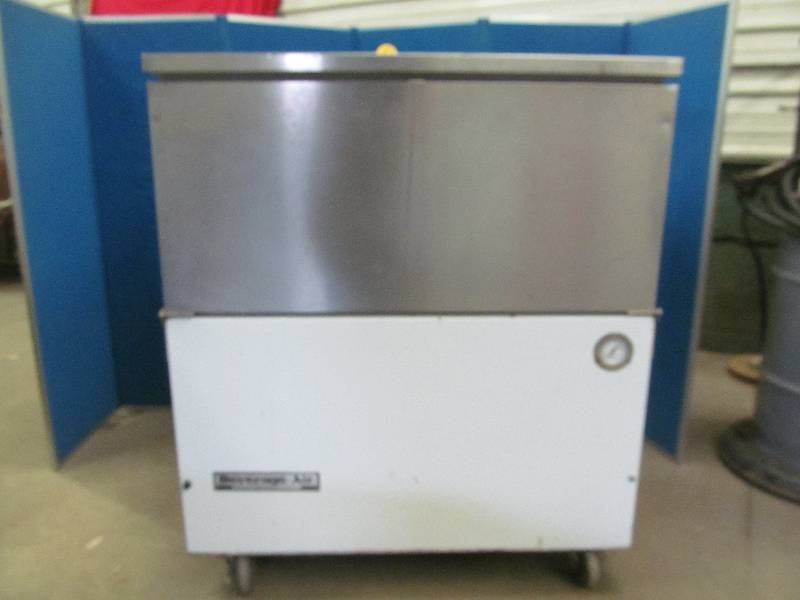 lot 124 image: commercial cooler