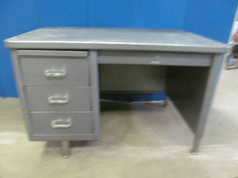 lot 140 image: desk