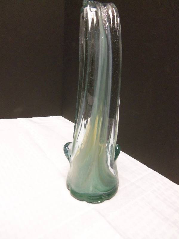 lot 32 image: Vintage Hand Blown Glass Vase Art