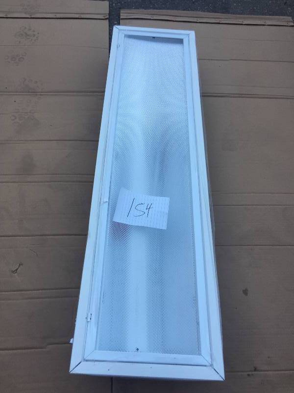 lot 154 image: Lithonia Lighting SP8-F-2-32-A12-MVOLT-GEB10IS 1 x 4 Lensed Troffer Ligh New