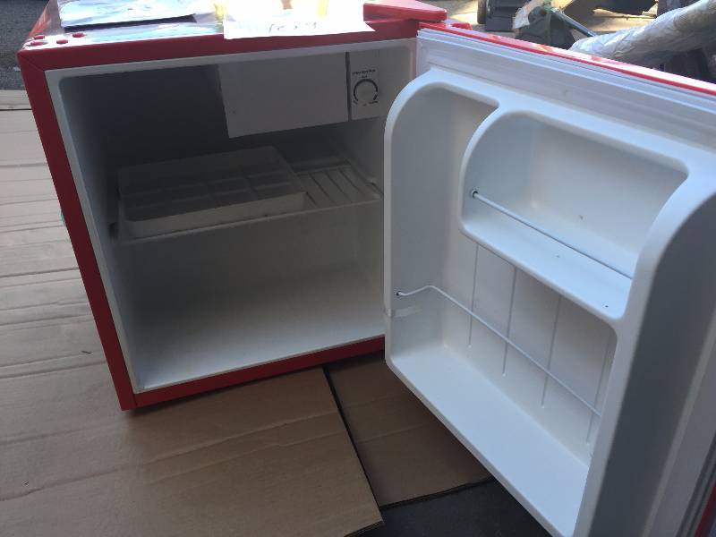 lot 109 image: Coca Cola Mini Fridge