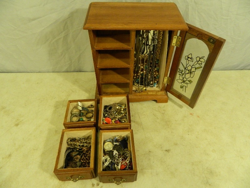 lot 6 image: Jewlery Box with Jewlery