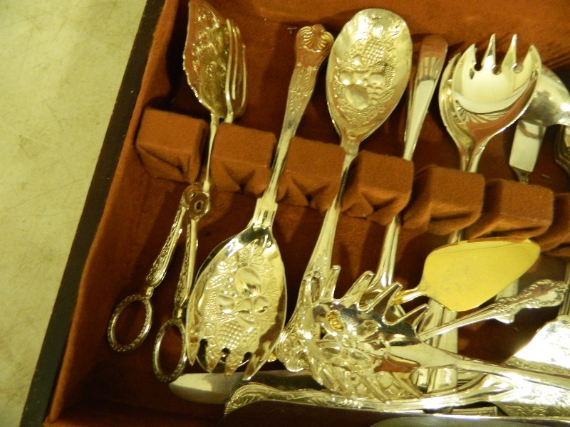 lot 13 image: Silverware in Case