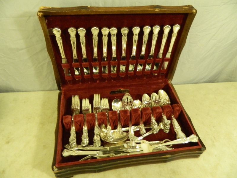 lot 14 image: Slverware in Case