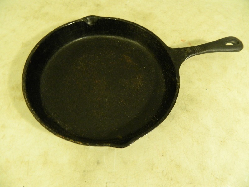 lot 15 image: Cast Iron Skillet