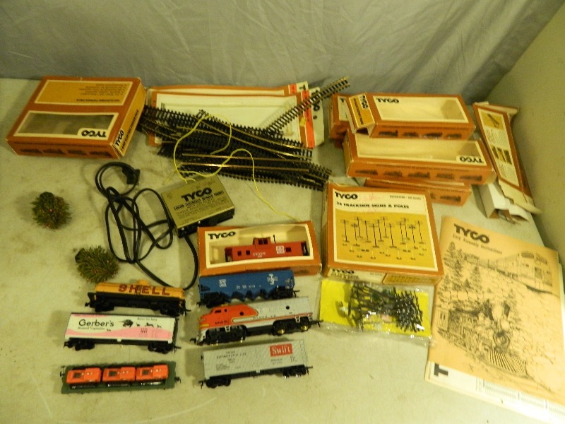 lot 18 image: Tyco HO Scale Trains and More