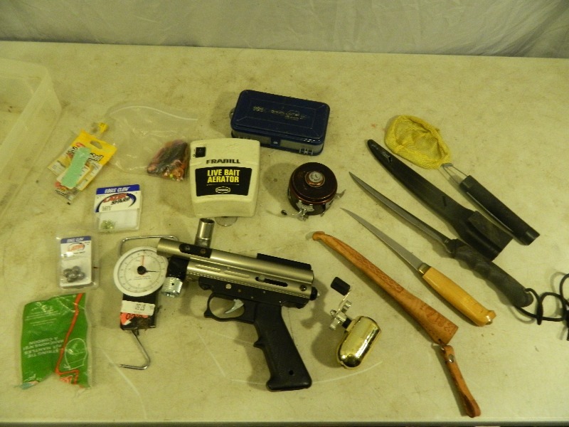 lot 32 image: Fishing and Paintball Items
