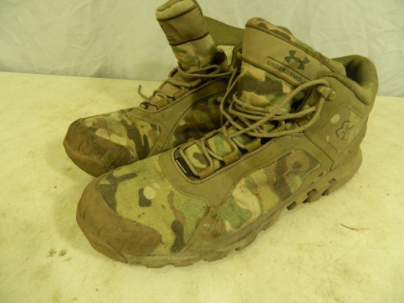 lot 51 image: Mens Under Armour Boots