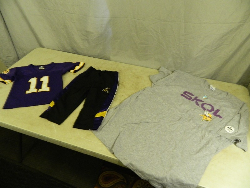 lot 75 image: Minnesota Vikings Items