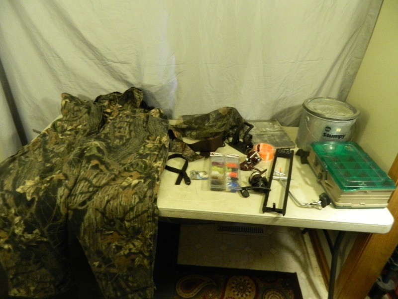 lot 115 image: Fishing and Hunting Items