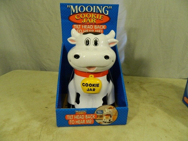 lot 125 image: New Cow Talking Cookie Jar