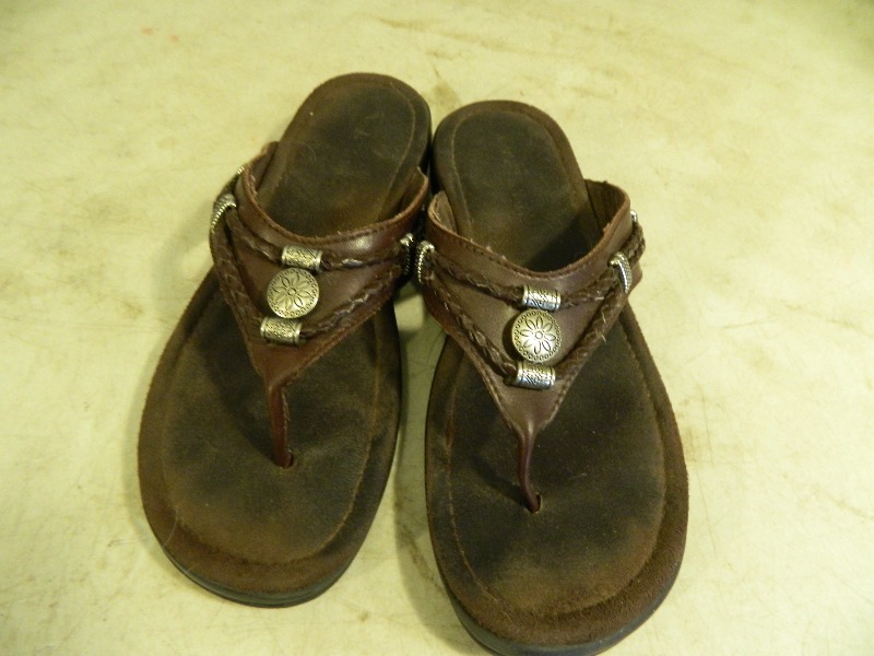 lot 169 image: Womens Minnetonka Sandals