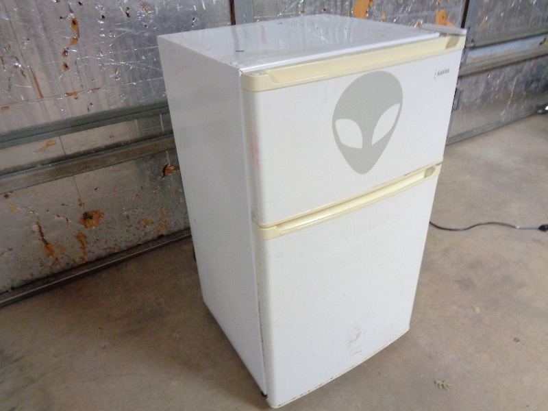 lot 198 image: Sanyo Dorm  Mini Fridge
