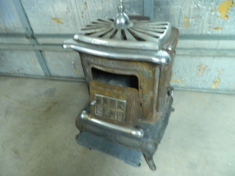 lot 17 image: Vintage Cast Iron Wood Stove