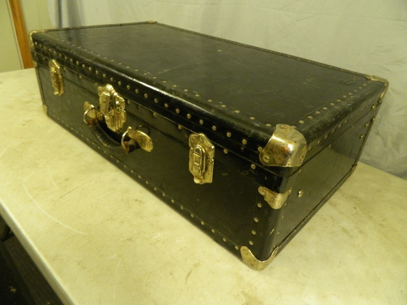 lot 230 image: Trunk