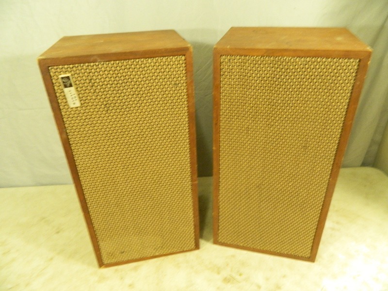 lot 28 image: The Fisher VIntage Speakers