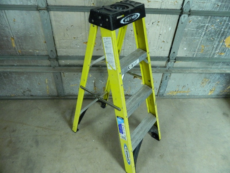 lot 21 image: Werner Fiberglass Step Ladder