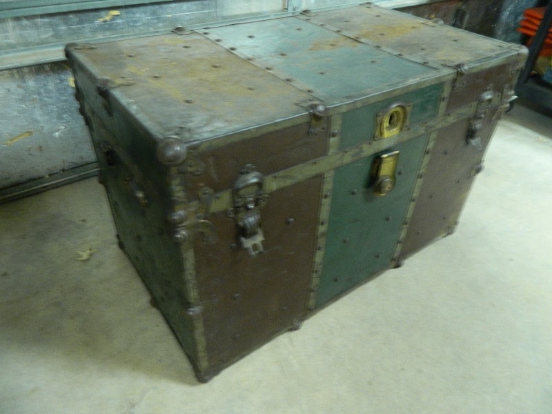 lot 24 image: Old Trunk