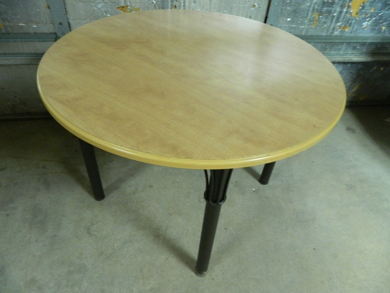 lot 85 image: Table