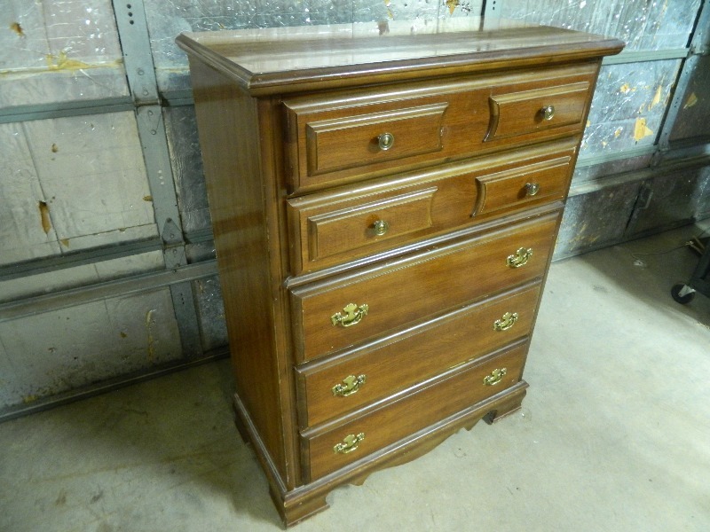 lot 30 image: 5 Drawer Dresser