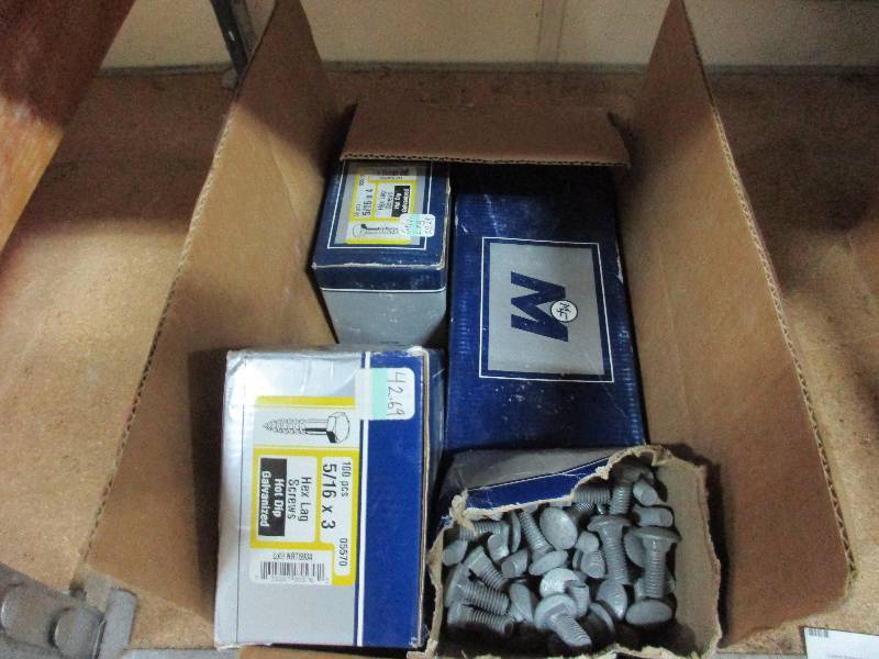 lot 9 image: Galvanized carriage boltslag screws