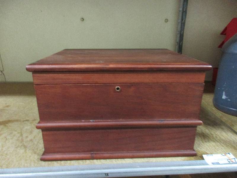 lot 67 image: Treasure box