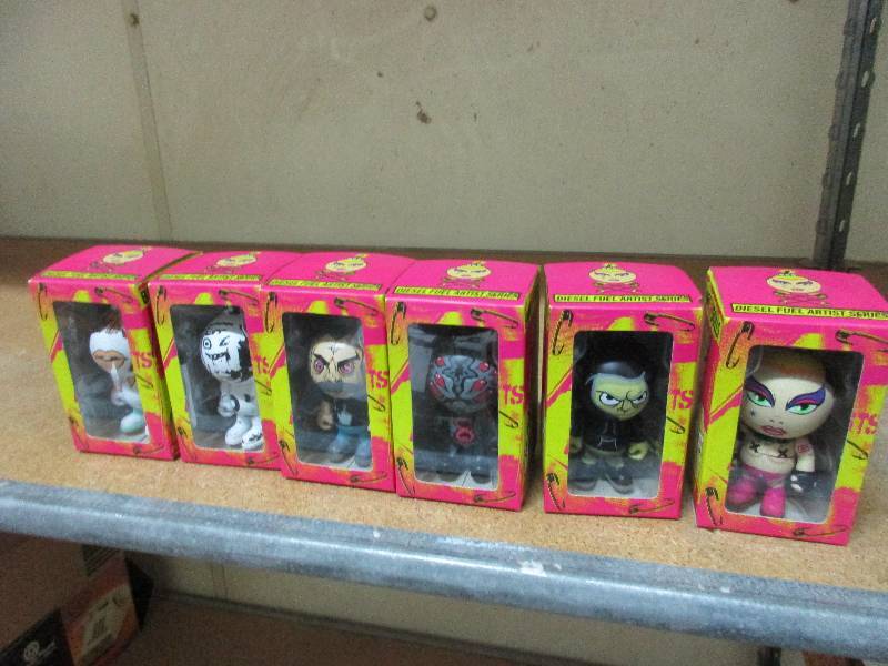 lot 71 image: Mini Figurines