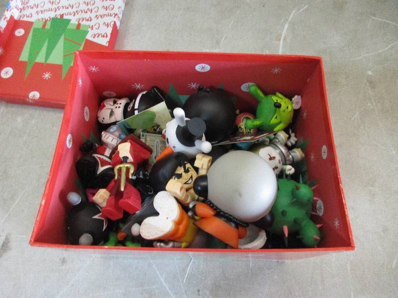 lot 112 image: Mini Figurines