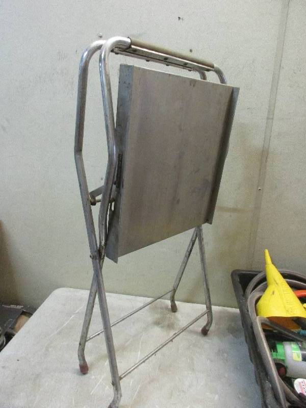 lot 146 image: Folding table