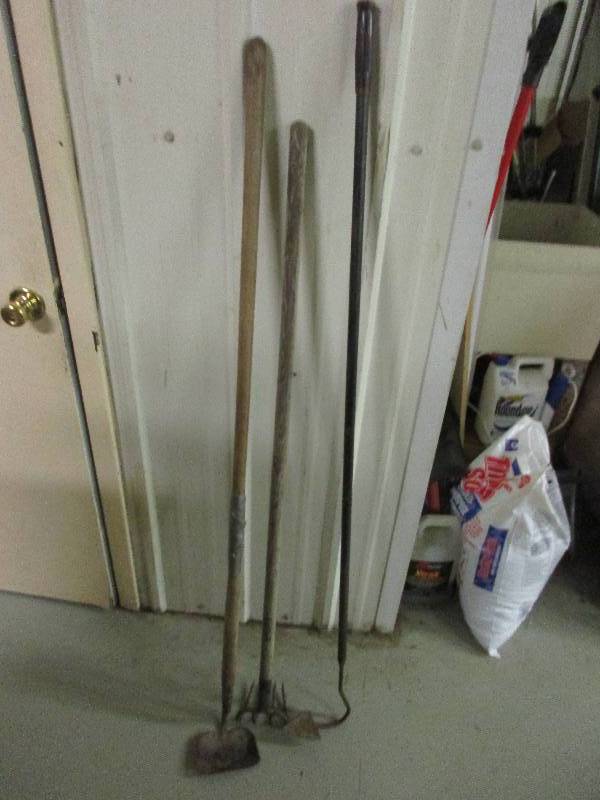 lot 157 image: Hoes